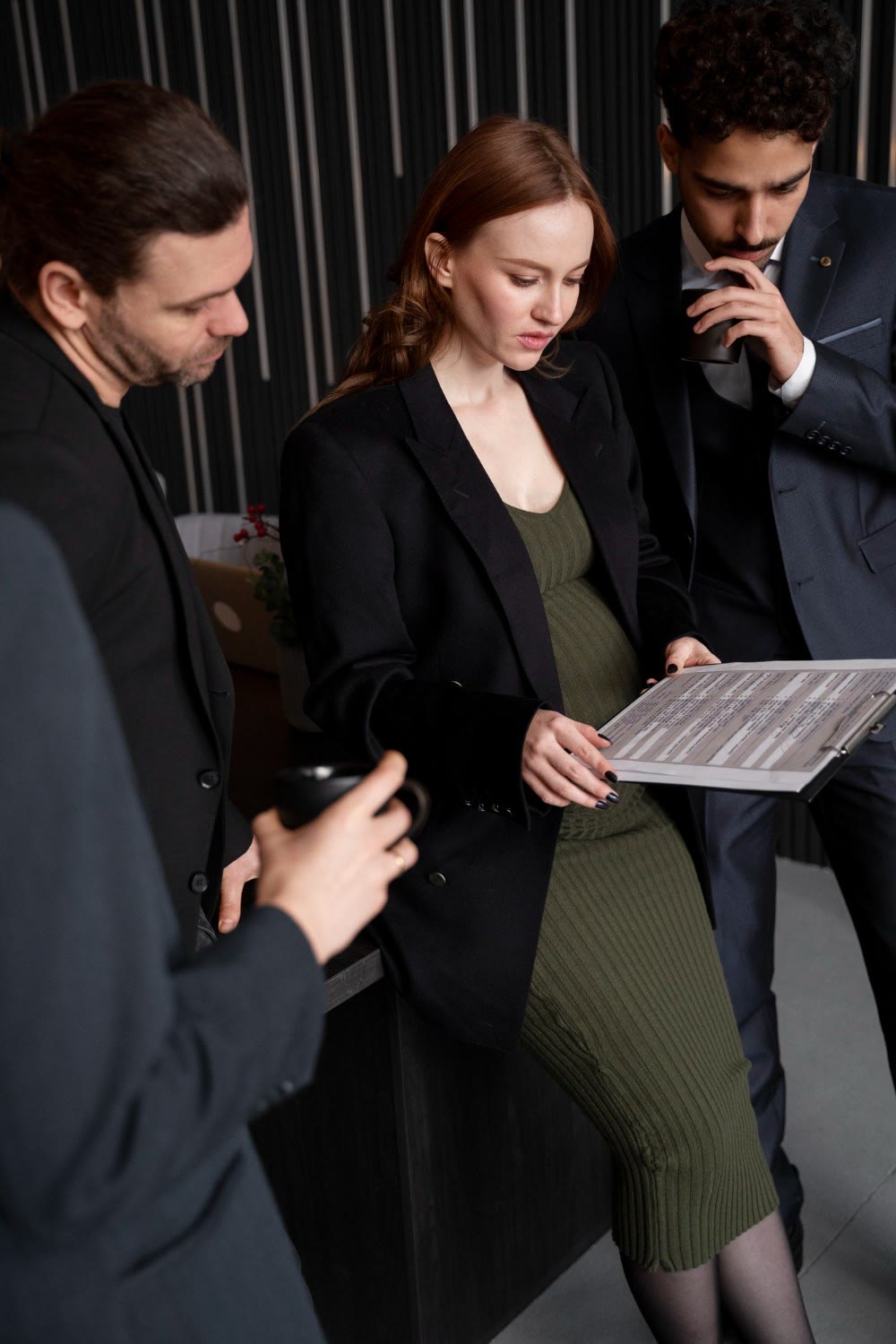 Equipo de abogados revisando un contrato de compraventa